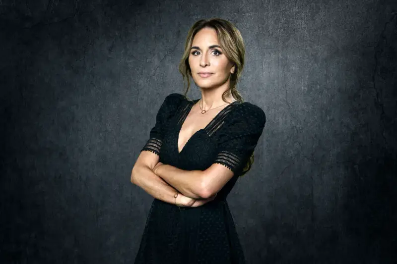 Alexandra Rapaport i svart klänning, redo för nya filmer.